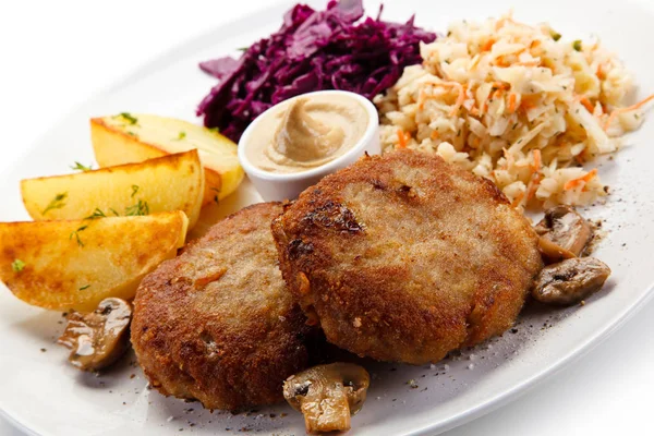 Steaks frits et pommes de terre aux légumes — Photo