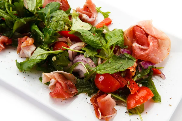 Salada com presunto defumado no fundo branco — Fotografia de Stock