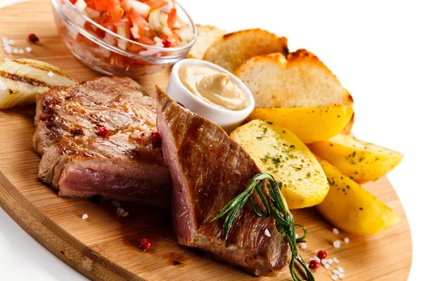 Filetes con patatas, tostadas y verduras —  Fotos de Stock