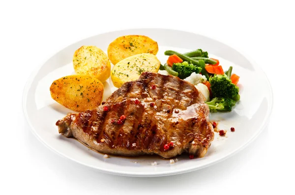 Gegrilltes Beefsteak mit Brokkoli und Karotte auf weißem Hintergrund — Stockfoto