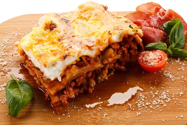 Lasagne på skärbräda — Stockfoto