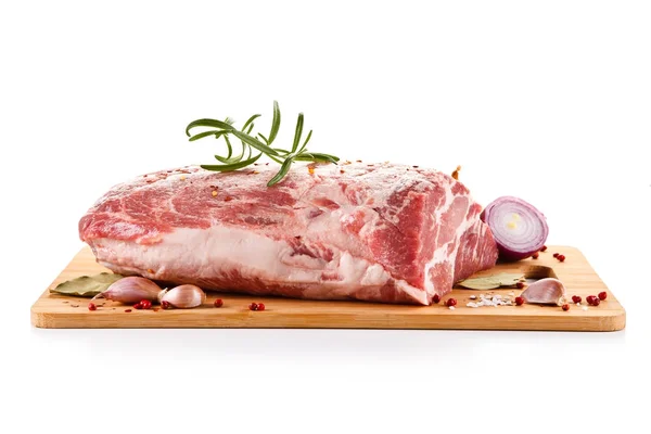 Сырая свинина на доске — стоковое фото
