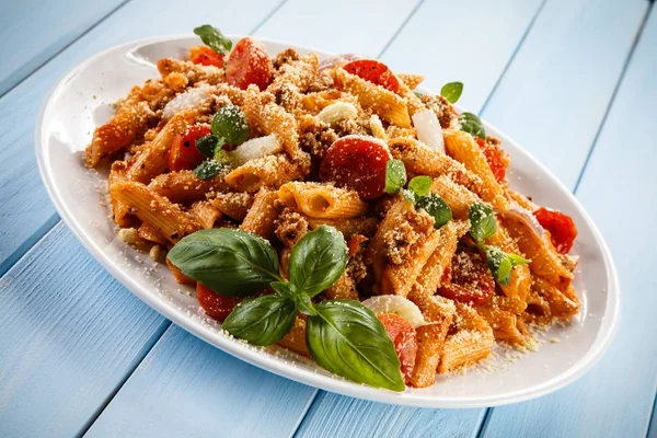 Pasta med tomatsås och parmesan på blå plankor — Stockfoto