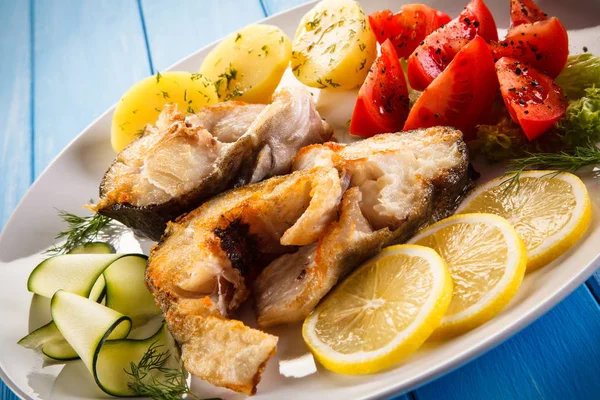 Fischgericht - gebratenes Fischfilet und Gemüse — Stockfoto