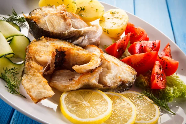 Rybí pokrm - Smažené rybí filé a zeleninu — Stock fotografie