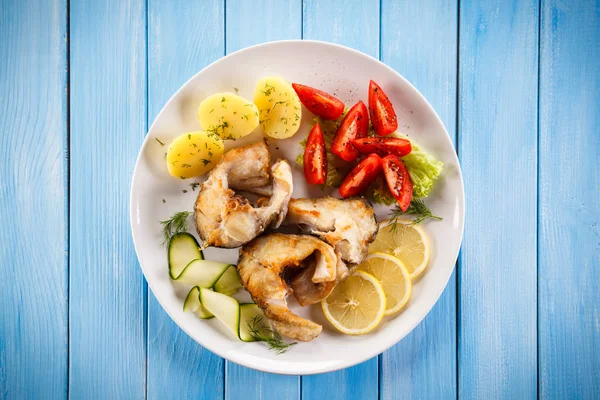Balık yemek - kızarmış balık filetosu ve sebze — Stok fotoğraf