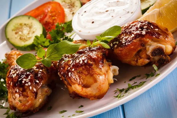 Batom de frango grelhado na mesa de madeira — Fotografia de Stock