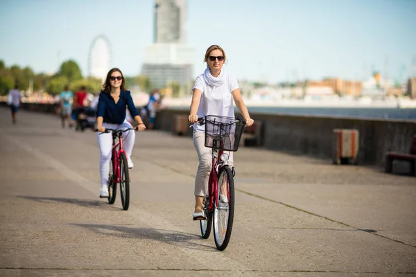 Здоровый образ жизни - люди, катающиеся на велосипедах в городе — стоковое фото