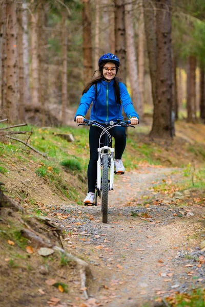 Estilo de vida saudável - menina adolescente ciclismo — Fotografia de Stock