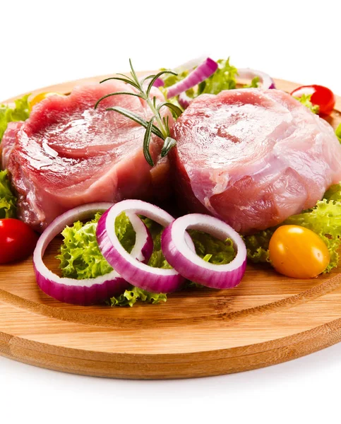 Čerstvé syrové vepřové maso na prkénku na bílém pozadí — Stock fotografie