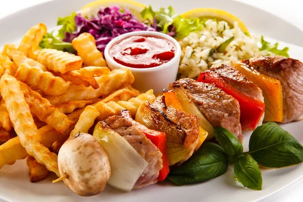 Kebab - grillat kött och grönsaker på vit bakgrund — Stockfoto