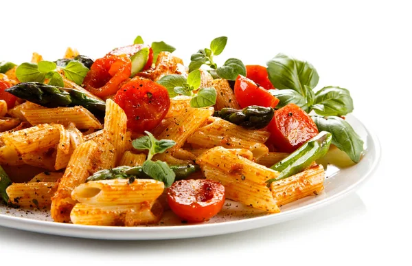 Pasta met vlees, tomatensaus en groenten — Stockfoto