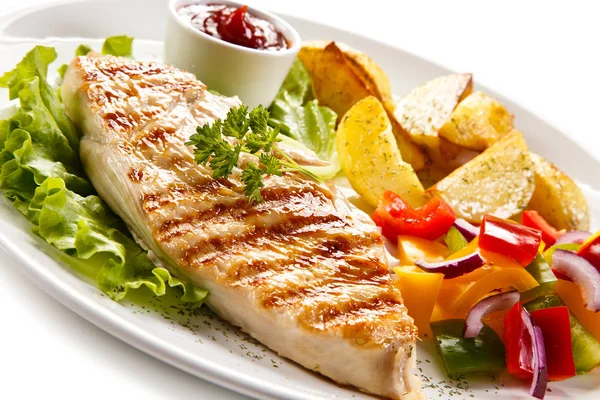 Grilled chicken fillet and vegetables — Stock Photo, Image