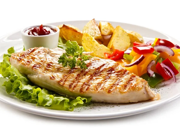 Grilled chicken fillet and vegetables — Stock Photo, Image