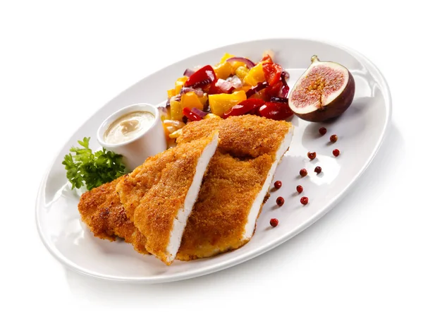 Fried pork chop coat in breadcrumbs and vegetable salad — Stock Photo, Image