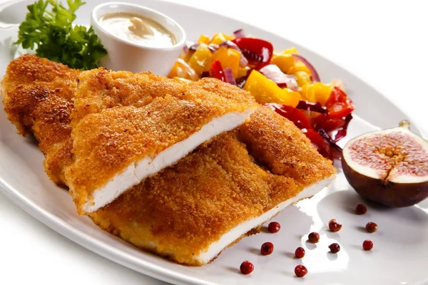 Fried pork chop coat in breadcrumbs and vegetable salad — Stock Photo, Image