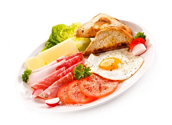 Café da manhã - torradas, ovo frito e linguiças, queijo, presunto e verduras — Fotografia de Stock