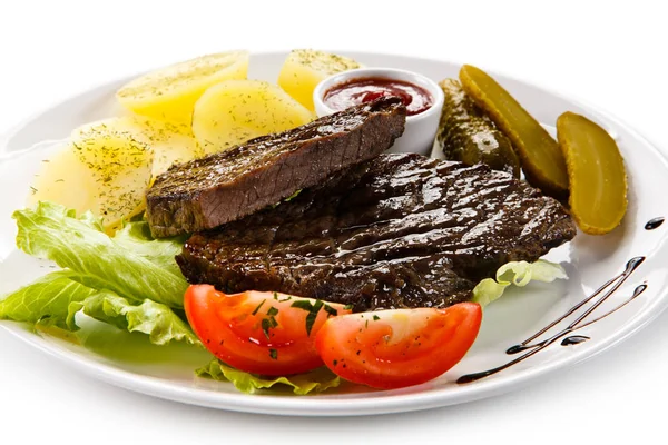 Steaks grillés, frites et légumes — Photo