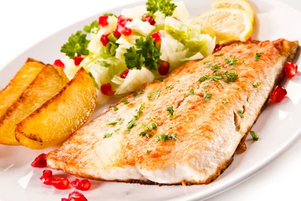 Gegrilde zalm met aardappelen op witte achtergrond — Stockfoto