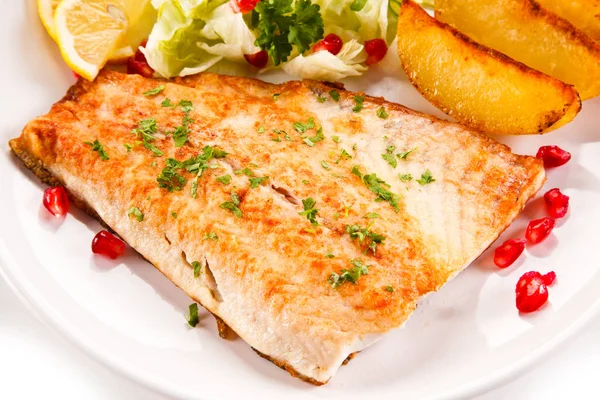 Gegrillter Lachs mit Kartoffeln auf weißem Hintergrund — Stockfoto