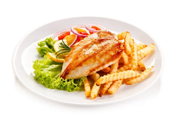 Filé de frango grelhado, batatas fritas e salada de legumes — Fotografia de Stock