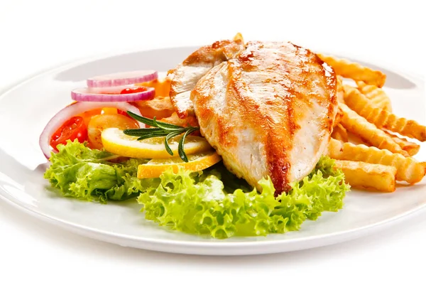 Grilovaný kuřecí plátek, hranolky a zeleninový salát — Stock fotografie