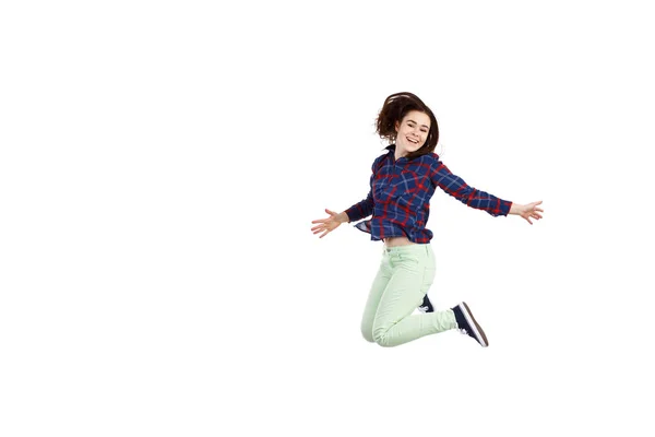 Junge Frau springt auf weißem Hintergrund — Stockfoto