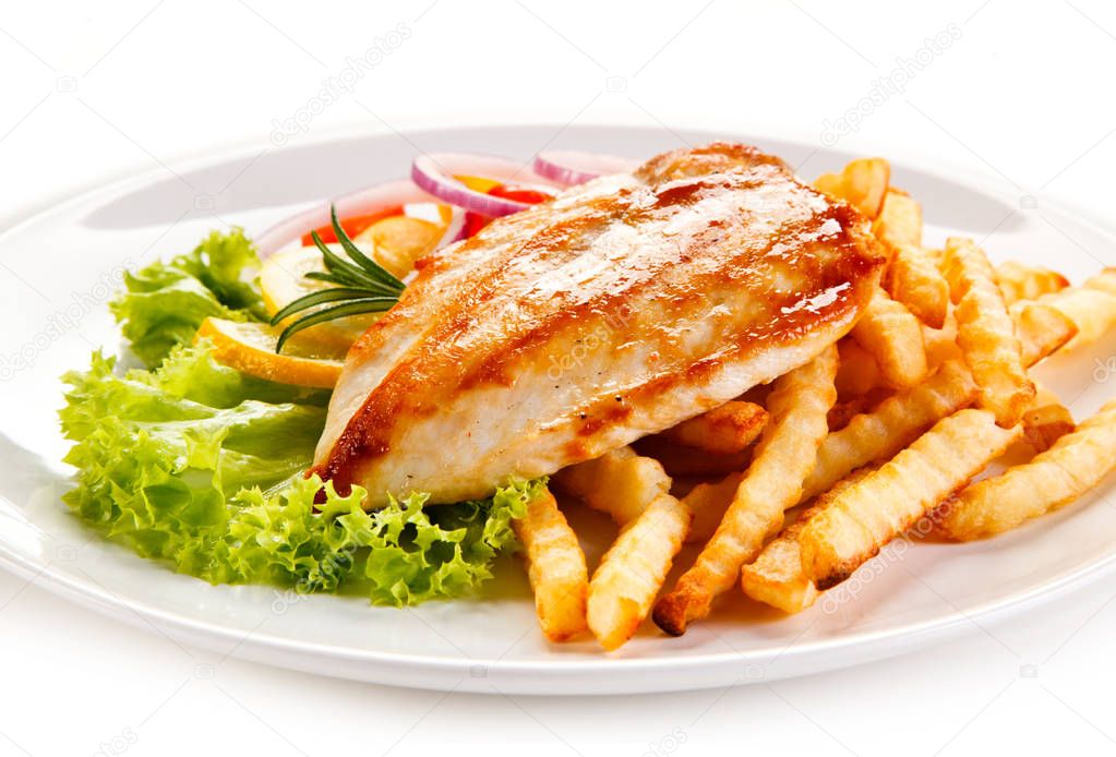 Grilled chicken fillet, chips and vegetable salad — Stock Photo