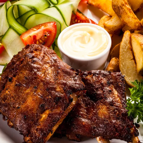 Sabrosas costillas a la parrilla con verduras —  Fotos de Stock