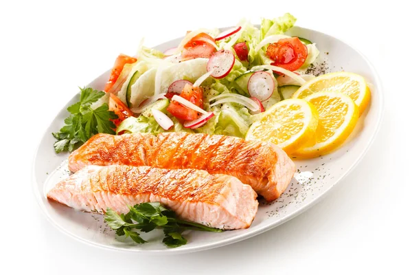 Grilled salmon and vegetables — Stock Photo, Image