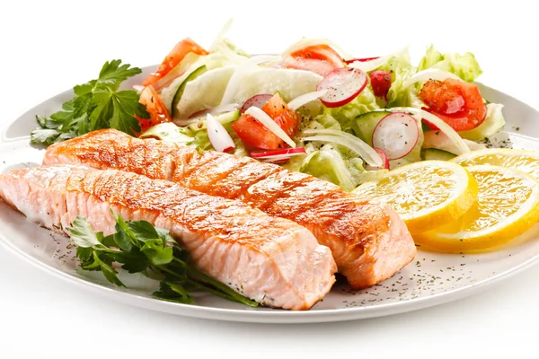 Salmone alla griglia e verdure — Foto Stock