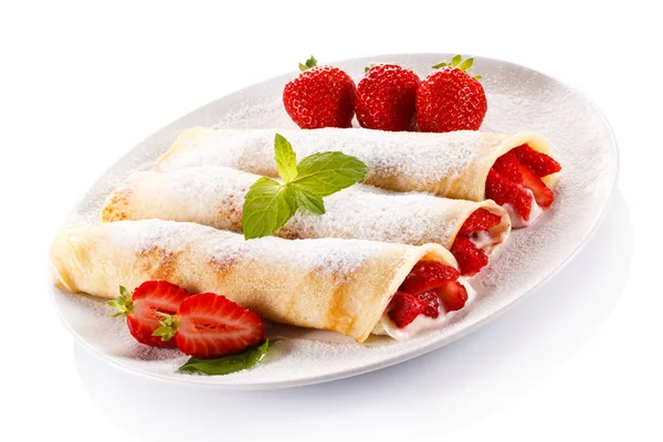 Crepes con fresas y crema sobre fondo blanco —  Fotos de Stock