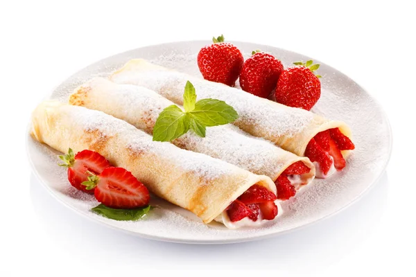 Crepes con fresas y crema sobre fondo blanco —  Fotos de Stock