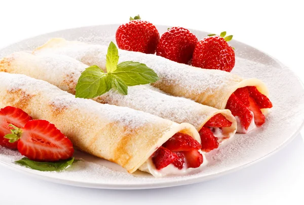 Crêpes mit Erdbeeren und Sahne auf weißem Hintergrund — Stockfoto