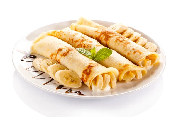 Crepes com bananas e creme sobre fundo branco — Fotografia de Stock