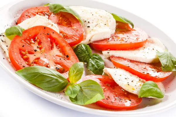 Salată Caprese pe fundal alb — Fotografie, imagine de stoc