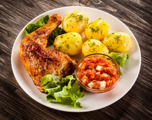 Gebraden kip benen met gekookte aardappelen en groenten — Stockfoto