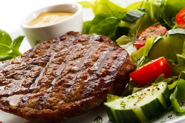 Grilovaný steak se zeleninou na bílém pozadí — Stock fotografie