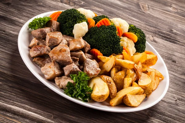 Grilled meat with baked potatoes and vegetables — Stock Photo, Image