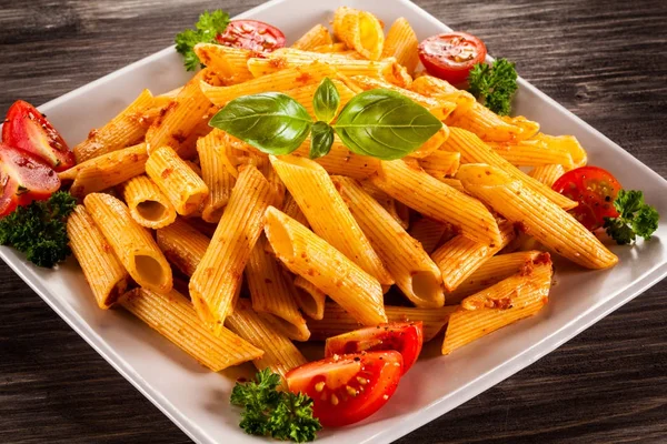 Pasta con salsa de pesto y verduras —  Fotos de Stock