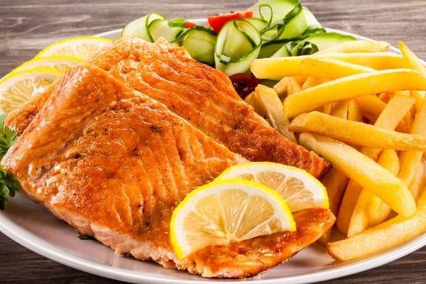 Fried salmonwith french fries and vegetables — Stock Photo, Image