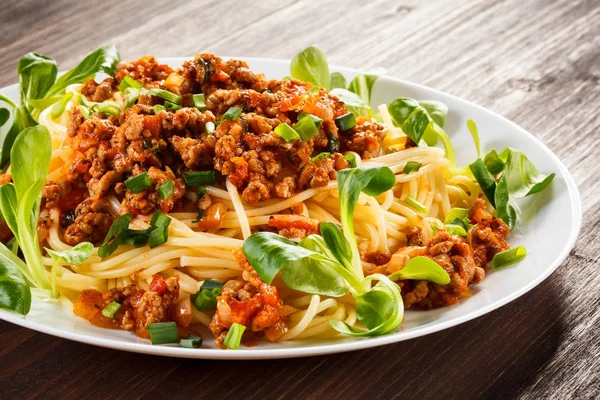 Pasta med kött, tomatsås och grönsaker — Stockfoto