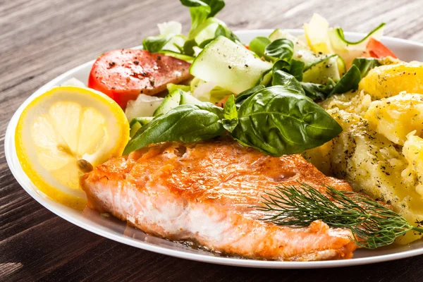 Salmone alla griglia e verdure — Foto Stock