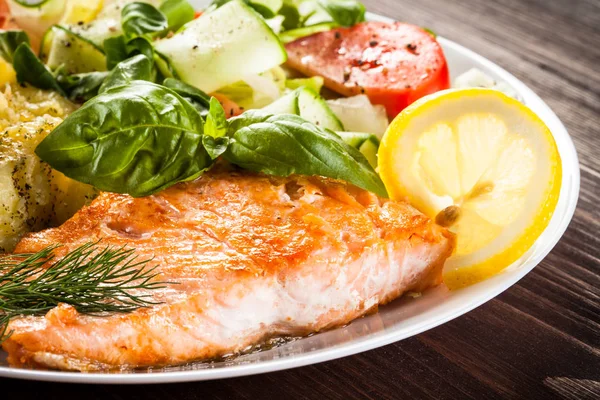 Salmone alla griglia e verdure — Foto Stock