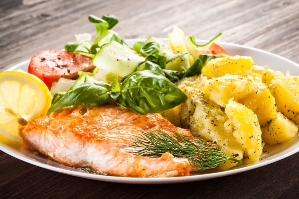 Salmone alla griglia e verdure — Foto Stock