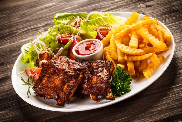 Grilled ribs with vegetables — Stock Photo, Image