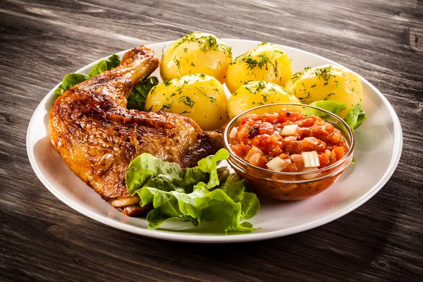 Roast chicken legs with boiled potatoes and vegetables — Stock Photo, Image