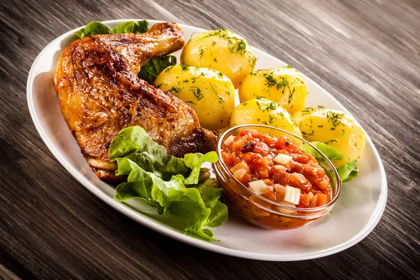 Kızarmış tavuk budu haşlanmış patates ve sebze ile — Stok fotoğraf