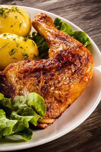 Kızarmış tavuk budu haşlanmış patates ve sebze ile — Stok fotoğraf