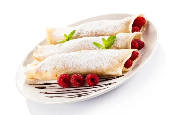 Crepes con frambuesas y crema —  Fotos de Stock